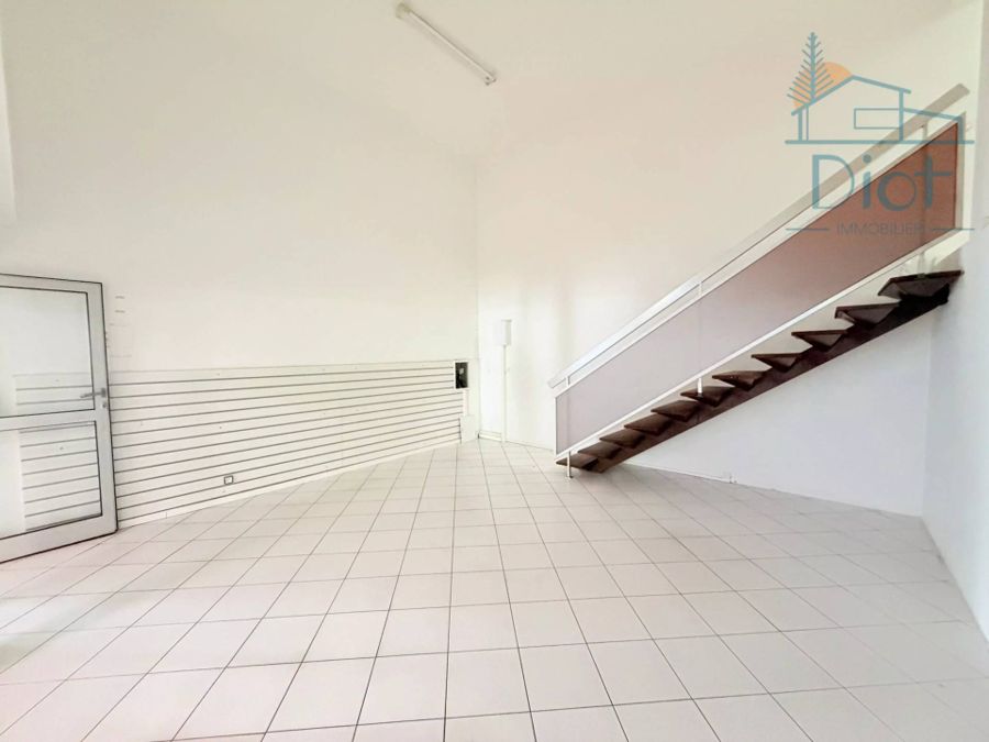 Local commercial 2 pièces 26 m², Centre-Ville — 62 000 CFP charges comprises — photo 2