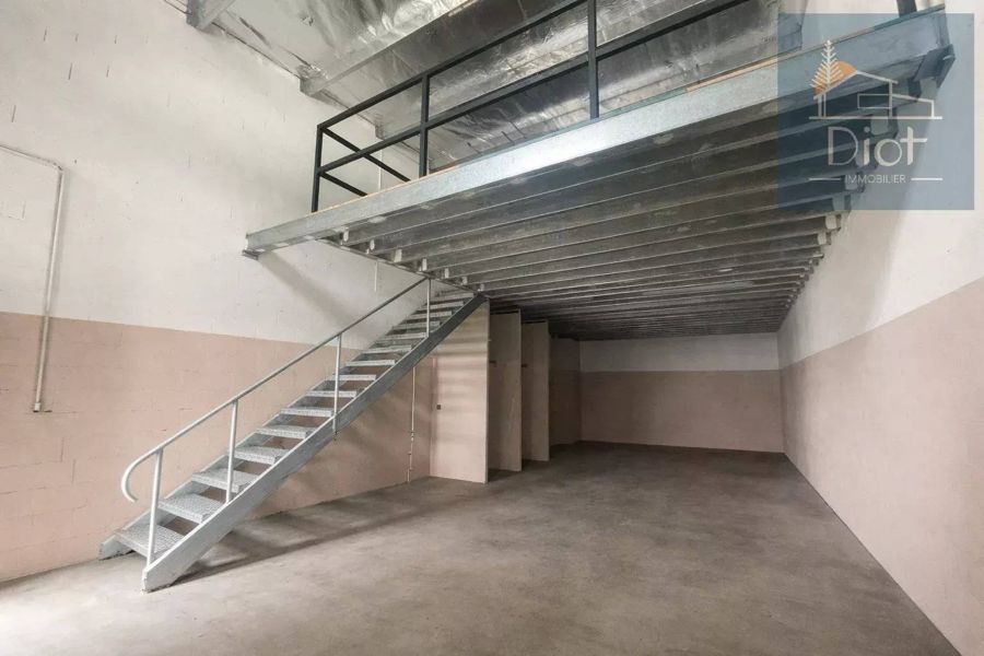 Entrepôt 85 m², Ducos — 132 500 CFP